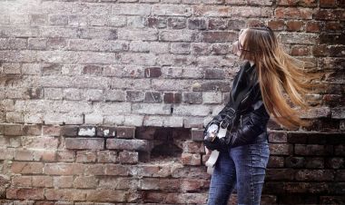 Güzel genç kız rocker elektro gitar ile. Bir rock musicia