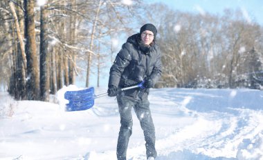 adam yoldan kürekle kar karlı kış aylarında kaldırmak