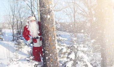 Noel Baba hediyeleri ile açık gelir. Noel Baba kırmızı bir SÜ