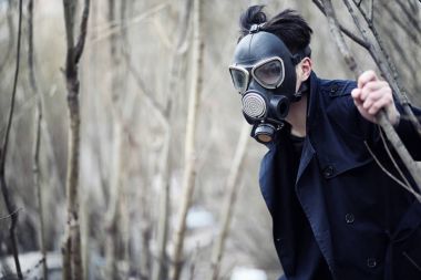Ceket ve Gaz Maskeli adam. A kıyamet sonrası portre