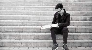 Metal bir bavulun içinde şehrin Asya adam. Asya ve gümüş ca