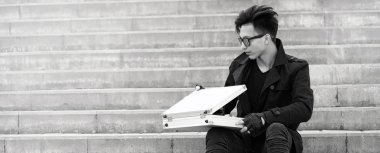 Metal bir bavulun içinde şehrin Asya adam. Asya ve gümüş ca