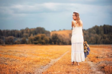 Bir buket çiçek Güz kızla