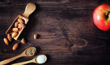 Charlotte elma ve fındık ile. Elma ile pişirme hazırlanması