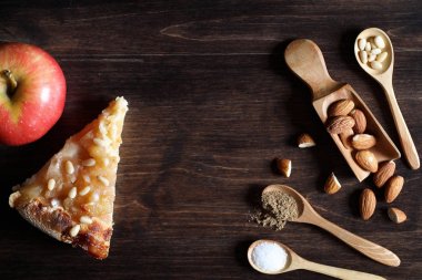 Bal ile kahvaltı için masaya taze fındık