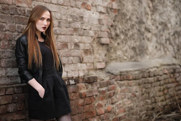 Şehrin içinde bir deri yelek sokak aşağı bir kız yürüyor bir