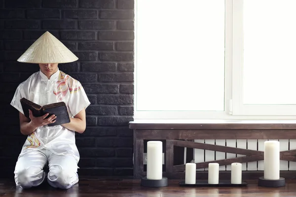 Aziatische monnik lezen van een oud boek — Stockfoto