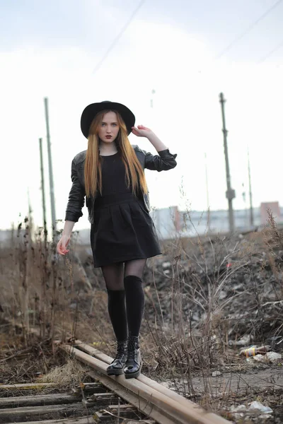 Şehrin içinde bir deri yelek sokak aşağı bir kız yürüyor bir