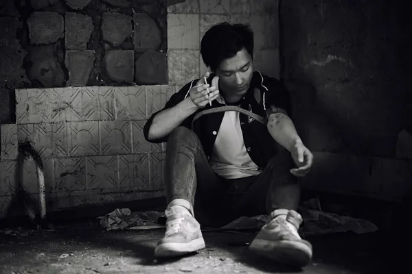 Genç bir adam uyuşturucu alır