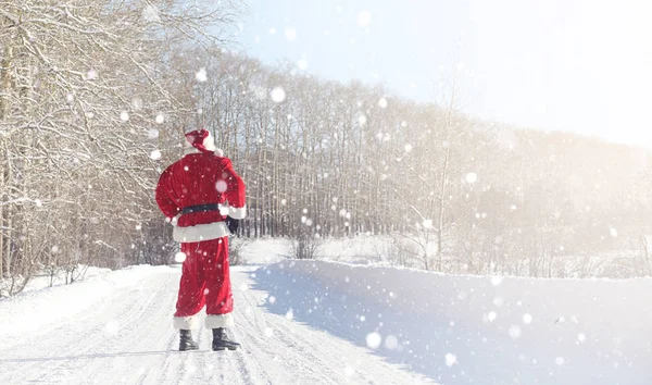 Santa Claus viene con regalos del exterior. Santa en un su rojo — Foto de Stock