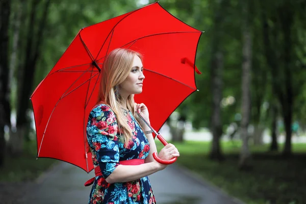 Mädchen auf der Straße mit einem Regenschirm — Stockfoto