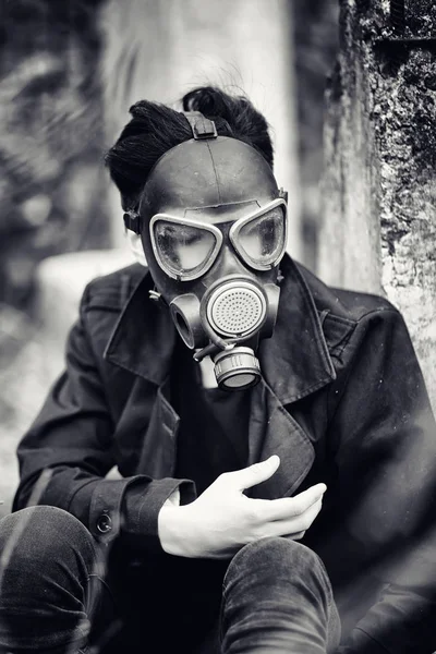 A srác a kabát és a gázálarc. A poszt-apokaliptikus portré — Stock Fotó