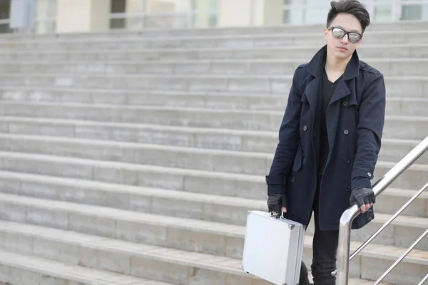 Homme asiatique avec une valise en métal dans la ville. Asiatique et argent ca — Photo