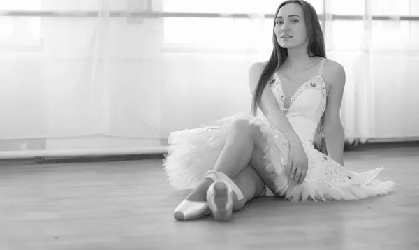 Jovem dançarina de balé em um aquecimento. A bailarina está se preparando para — Fotografia de Stock