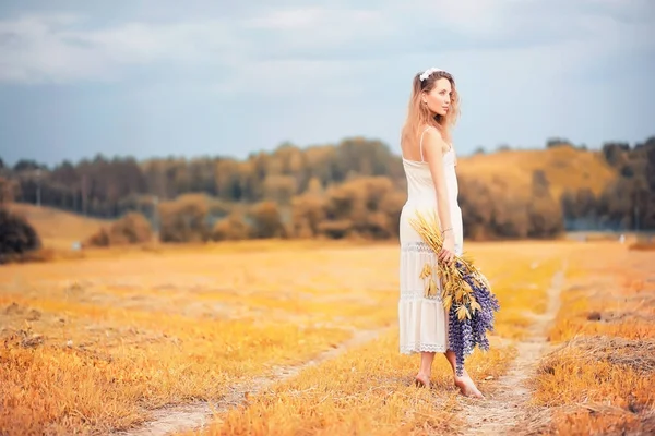 Girl with a bouquet of flowers in autumn — Stock Photo, Image