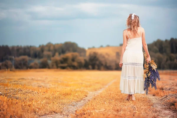 Fille avec un bouquet de fleurs en automne — Photo