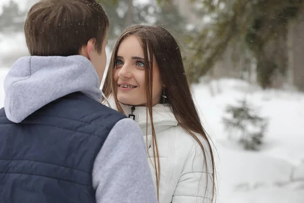 Par de amantes em uma tarde de inverno de data em uma nevasca de neve — Fotografia de Stock