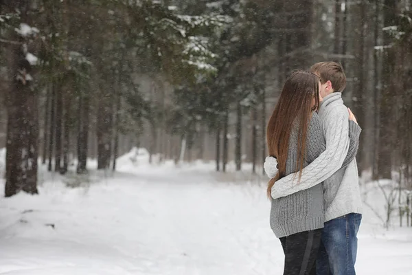 Пара закоханих на побаченні зимовий день у снігопаді — стокове фото