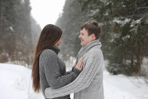 Par de amantes em uma tarde de inverno de data em uma nevasca de neve — Fotografia de Stock