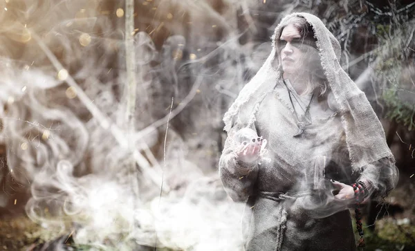 Magicien de fées. Un sorcier avec une sphère de verre, un sort magique — Photo