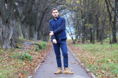 Genç adam bir sonbaharda sakal.