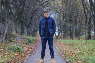 Genç adam bir sonbaharda sakal.