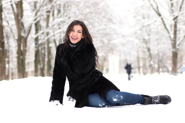 Молода жінка гуляє в зимовому парку — стокове фото