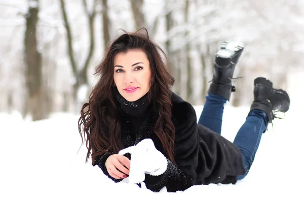 En ung kvinna promenad i en winter park — Stockfoto