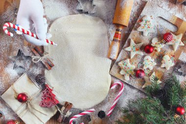 Noel arifesinde zencefilli kurabiye pişirme