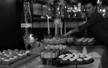 tatlılar ve arka karşı tatlı aperatifler çeşitli içeren tablo