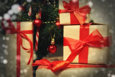 birçok aile Noel hediyesi