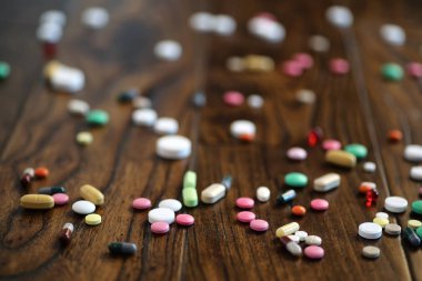 Farklı şekil ve büyüklükte çok renkli Tablet