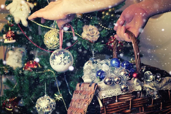 Weihnachtsbaum-Spielzeugkorb — Stockfoto