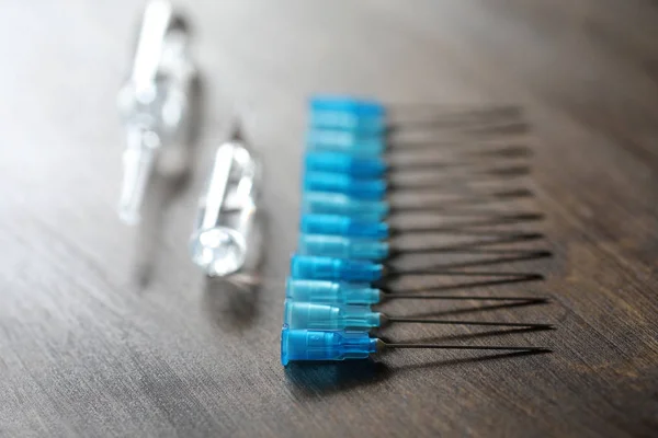 Ampull och nålar från en medicinsk spruta — Stockfoto