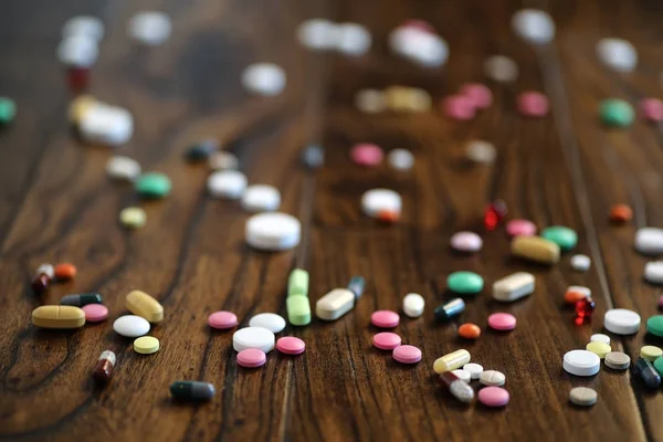Monivärinen tabletti, eri muotoisia ja kokoisia — kuvapankkivalokuva