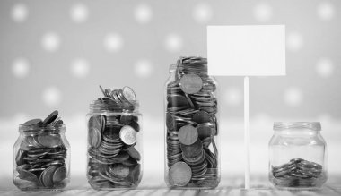 Bir kavanoz yere para çıktı. Yerde biriken paralar. Sav