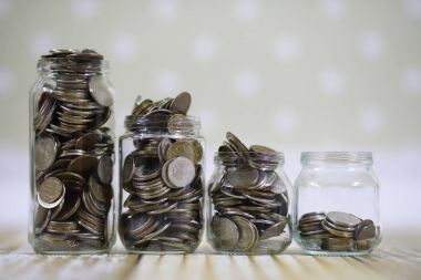 kavanozların üzerinde kat Rus ruble başlayıp büyüğe paralar