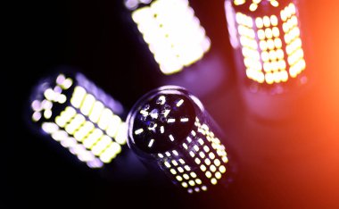 Lamba LED öğeleri. Diyotlar lambalı. Birçok parlak ışıklar