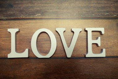 Word'den aşk ahşap harfler arka plan üzerinde