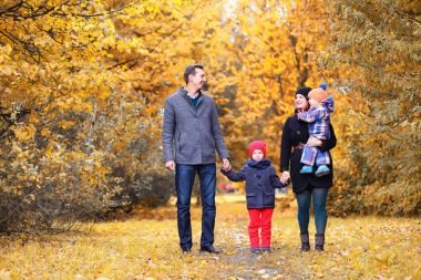 Öğleden sonra sonbahar Park aile