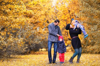 Öğleden sonra sonbahar Park aile
