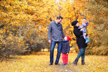 Öğleden sonra sonbahar Park aile