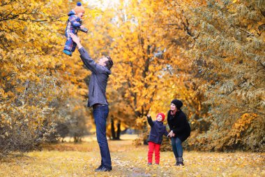 Öğleden sonra sonbahar Park aile