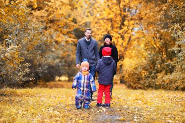 Öğleden sonra sonbahar Park aile