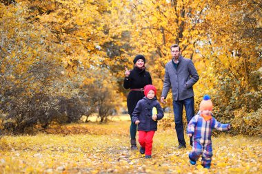 Öğleden sonra sonbahar Park aile