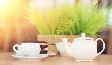 Bir içki ve bir sokak kafede tatlı su ısıtıcısı. Ket çay