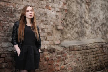 Şehrin içinde bir deri yelek sokak aşağı bir kız yürüyor bir