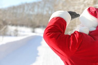 Noel Baba hediyeleri ile dışarıdan geliyor. Noel Baba kırmızı bir SÜ