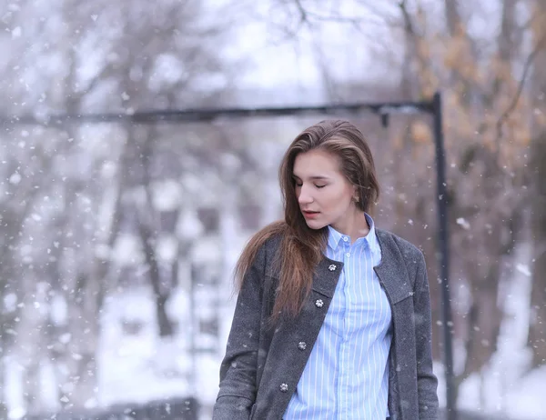 Νεαρό κορίτσι σε εξωτερικούς χώρους το χειμώνα. Κορίτσι μοντέλο ποζάρει σε εξωτερικούς χώρους σε ένα w — Φωτογραφία Αρχείου
