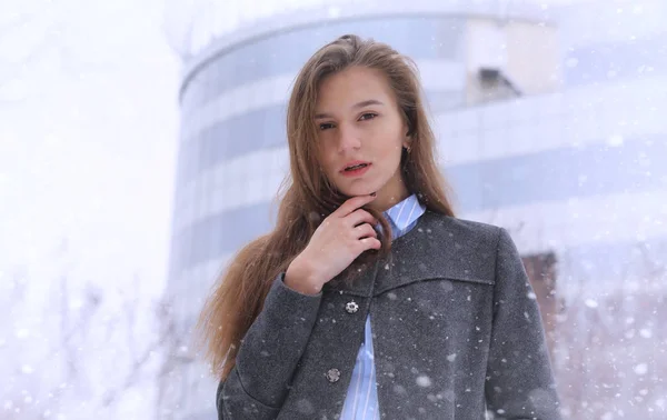 Jeune fille à l'extérieur en hiver. Modèle fille posant à l'extérieur sur un w — Photo